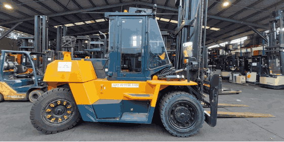 Forklift equipped with solid tyres in an industrial warehouse setting, showcasing durability and stability for heavy-duty applications.